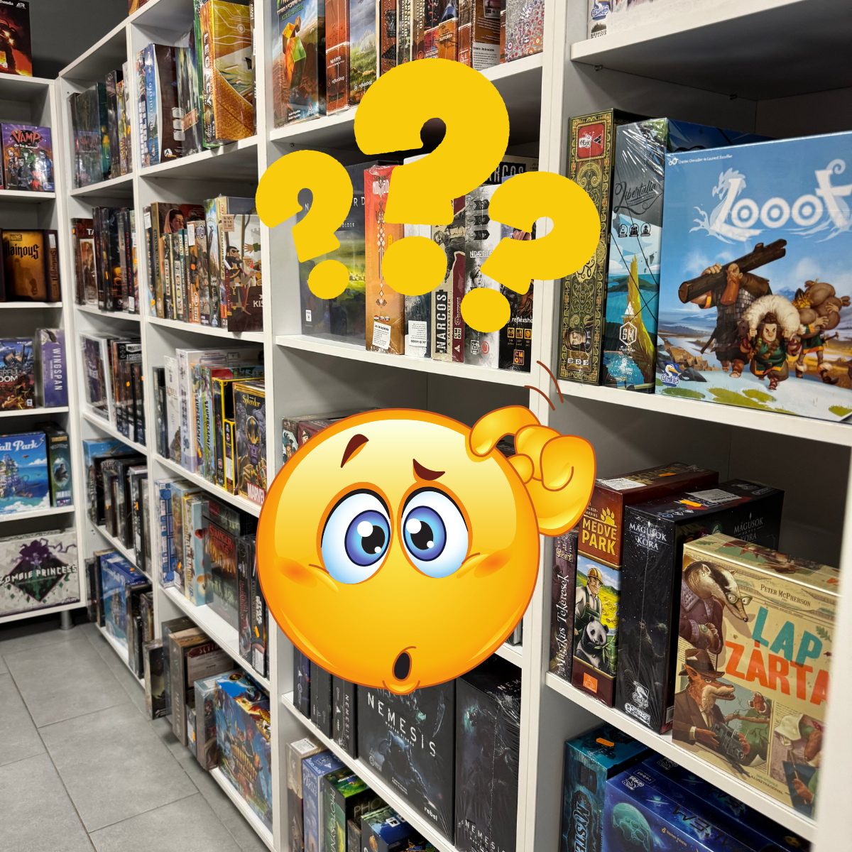 Társasjátékbolt polcai tele különféle játékokkal. A kép közepén egy tanácstalan arckifejezésű emoji és három nagy sárga kérdőjel, amelyek a választás nehézségére utalnak