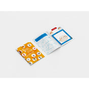 3 éves lettem! foglalkoztató könyv nyitott oldalai, színező és összekötős feladatokkal, mosolygó gyermekrajz illusztrációval.