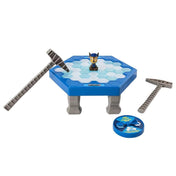 A "Don't Drop Chase" társasjáték játéktáblája, amelyen jégtáblák, Chase figura, egy pörgető és két jégtörő szerszám található.