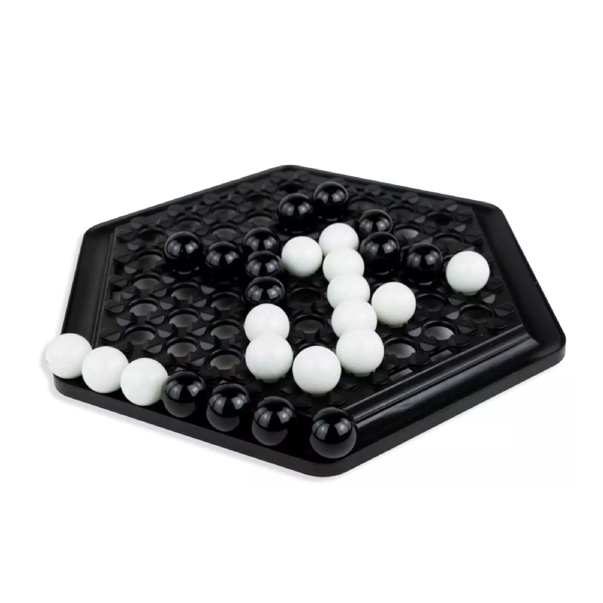 Abalone társasjáték fekete hatszögletű táblán, fehér és fekete golyókkal stratégiai játékmenet közben,