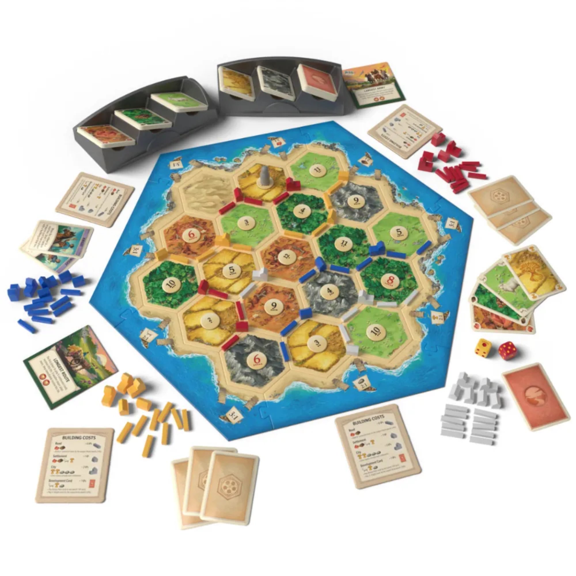 A Catan telepesei 2025-ös kiadásának játéktáblája az összes tartozékkal: hatszögletű mezők, erőforrás- és fejlesztéskártyák, színes bábuk, dobókockák, játékoskártyák és tárolók.