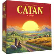 A Catan telepesei 2025-ös magyar kiadásának piros színű, naplementés tájképet ábrázoló játéka doboza, előtérben két telepes és egy birka.