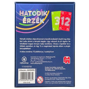 Ez a kép a társasjáték hátoldalát mutatja, ahol egy rövid leírás olvasható a játék mechanikájáról: a játékosok megérzéseikre hagyatkozva próbálnak köröket nyerni kártyáik alapján. A doboz tartalma (70 játékkártya és szabályfüzet) is szerepel. A háttér továbbra is sötétkék, színes körívekkel és két kártyával illusztrálva: az egyik zöld (3), a másik piros (12). A Reflexshop és Jumbo logók, valamint a figyelmeztető piktogramok is feltűnnek alul.