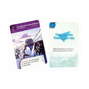 Háttérsztori: A jég fogságában helyszín- és akciókártyák – A Sasfészek menedékház illusztrációja havas hegycsúcson és egy beszélgetéskártya, rajta egy kávéra vágyó karakter humoros megjegyzésével.