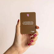 Egy kéz barna színű Terápiás beszélgetések kártyát tart, amelyen ez a szöveg olvasható: „A pszichológus nem barát. Sokkal kevesebb és sokkal több annál.”