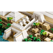 A LEGO Architecture: A gízai nagy piramis (21058) készlet részlete a bejárattal, három kis szfinxszel, fákkal és vízparti környezettel.
