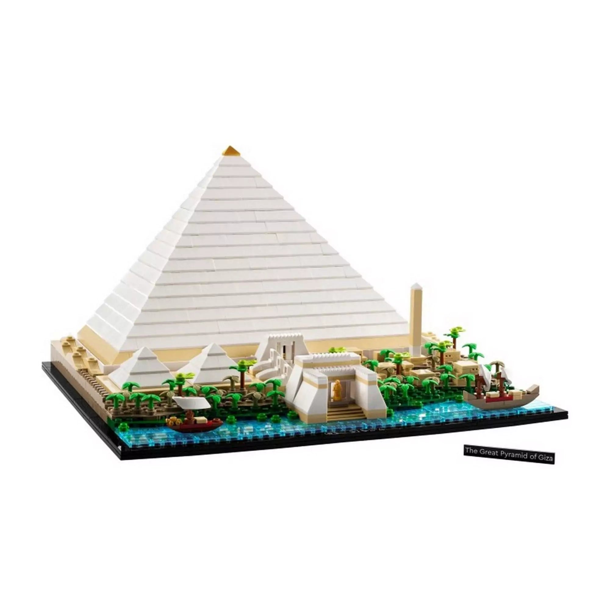 A LEGO Architecture: A gízai nagy piramis (21058) készlet ferde nézetből, teljes komplexummal, beleértve az obeliszket, fákat, melléképületeket és vízi járműveket.