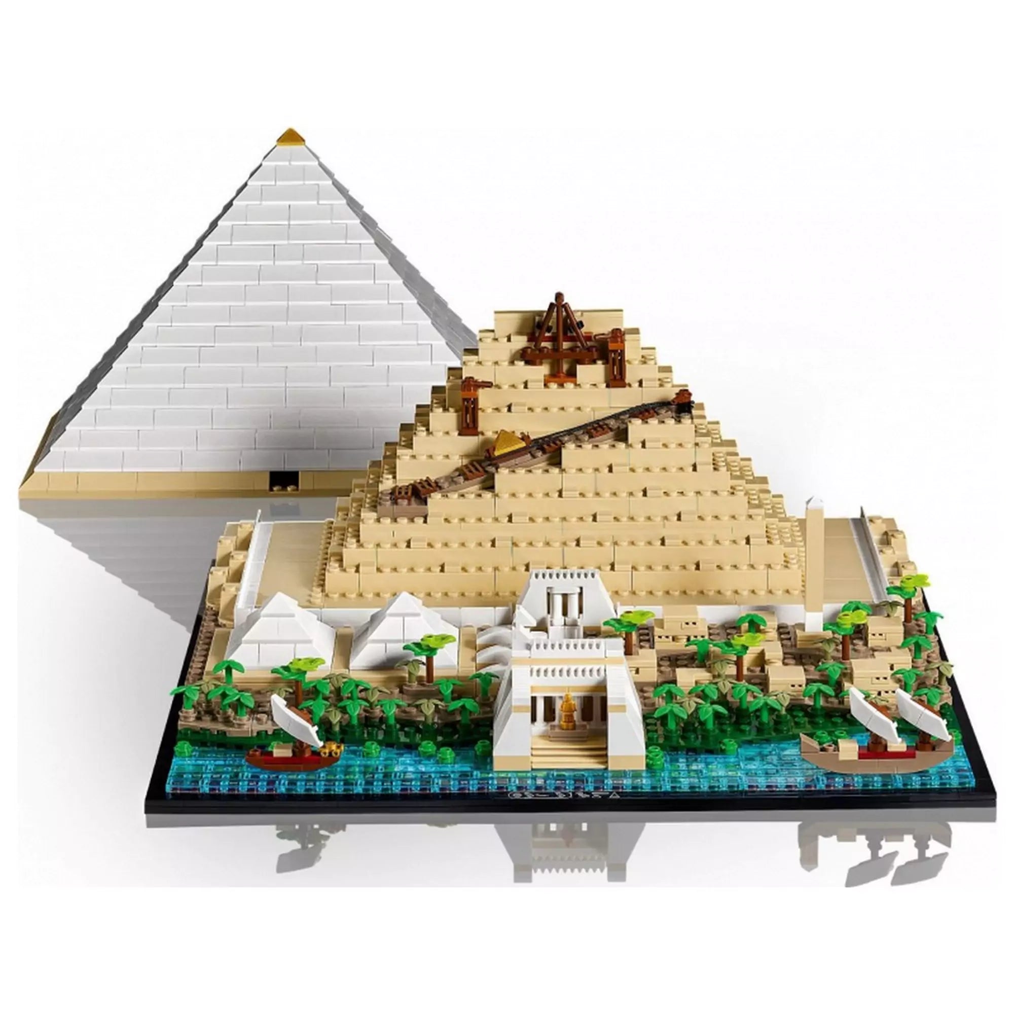 LEGO Architecture: A gízai nagy piramis (21058) készlet nyitott piramissal, felfedve a belső építkezési szerkezetet és rámpákat, körülötte a templommal és a Nílus menti jelenettel.
