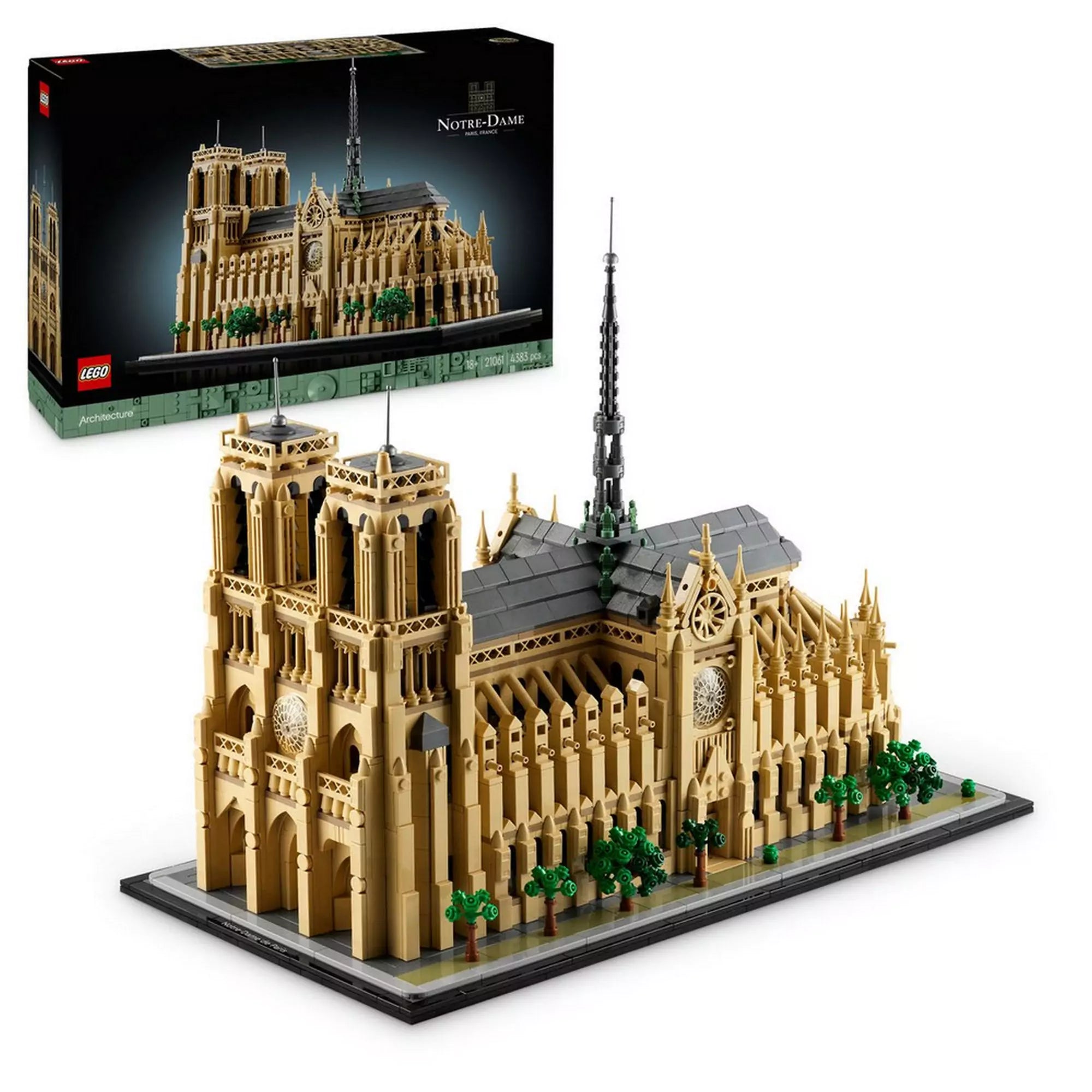 LEGO Architecture Notre-Dame de Paris (21061) készlet megépített modellje a dobozzal együtt, sötét háttérrel és kiemelt építészeti részletekkel.