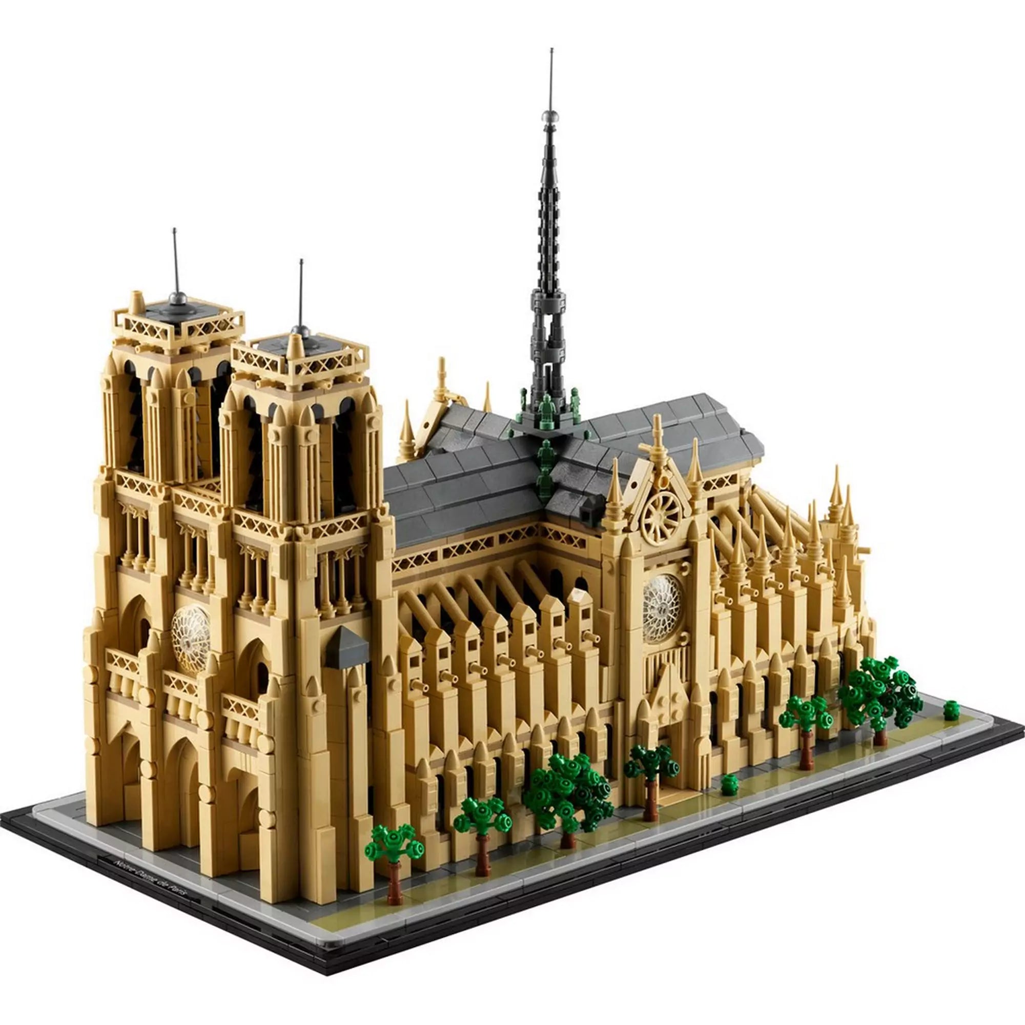A LEGO Architecture Notre-Dame de Paris (21061) készlet megépített modellje oldalnézetből, kiemelve a gótikus részleteket, a két tornyot és a magas tornyot a tetőn.
