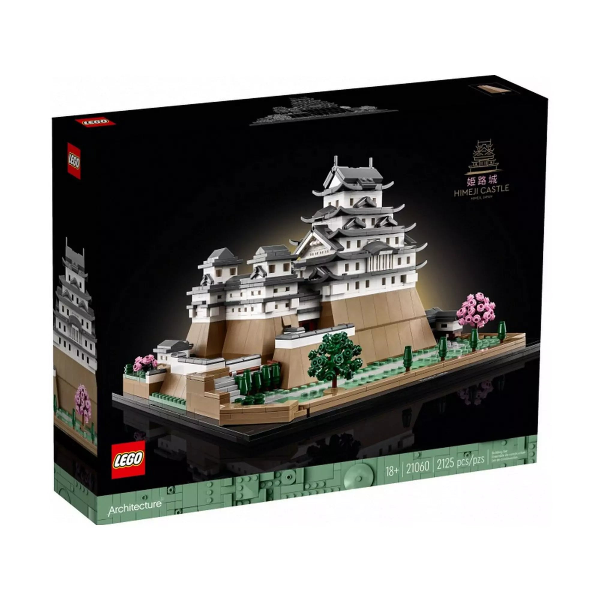 LEGO Architecture Himedzsi várkastély (21060) készlet doboza, amelyen a megépített modell látható fekete háttér előtt, virágzó cseresznyefákkal díszített japán kerttel.