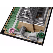 LEGO Himedzsi várkastély (21060) modell közelről, a sarkon lévő rózsaszín virágú fával és a kastély díszes tetőszerkezeti részletével.