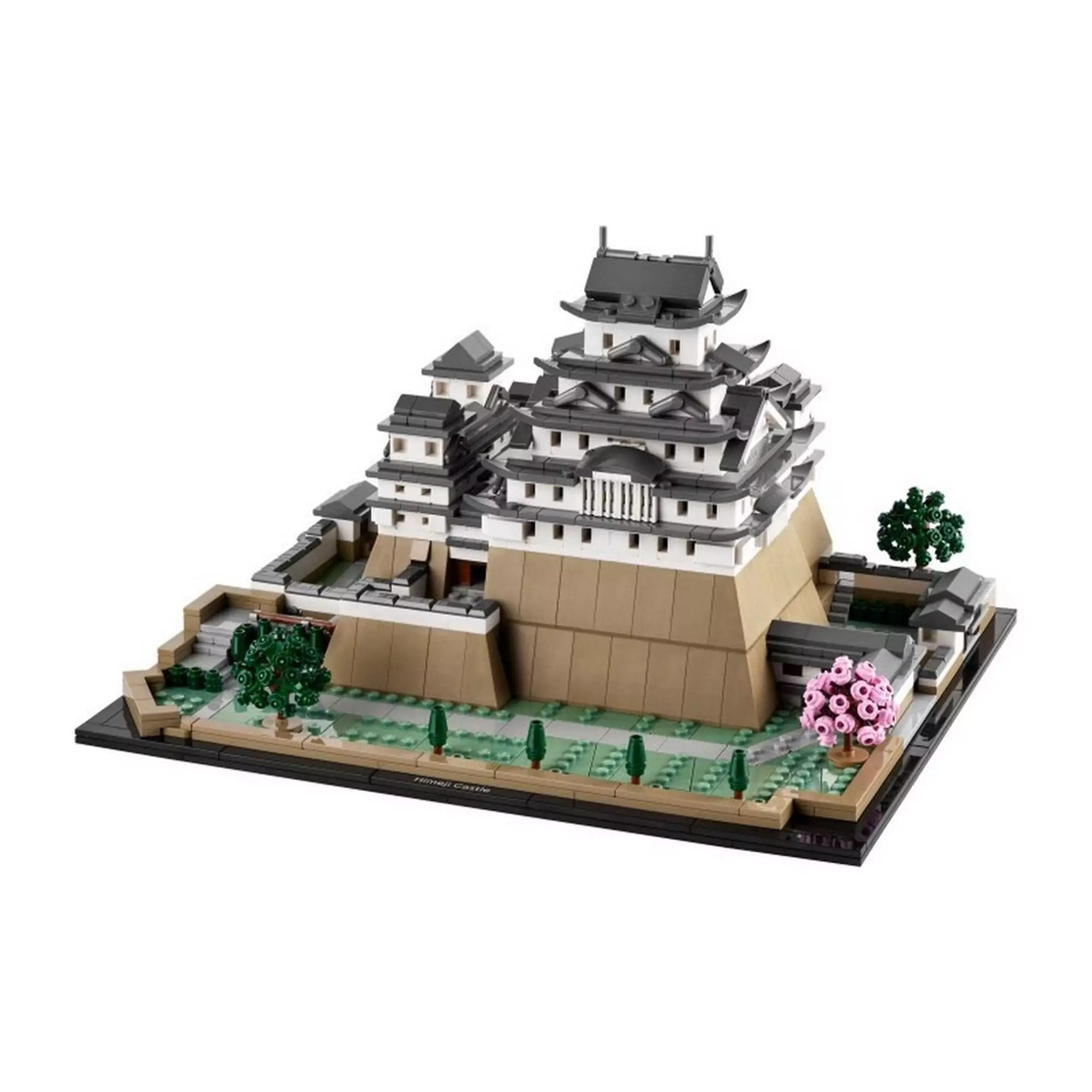 LEGO Himedzsi várkastély (21060) elölnézeti képe, világos háttérrel, jól látható hagyományos japán építészeti részletekkel és tavaszi hangulattal.