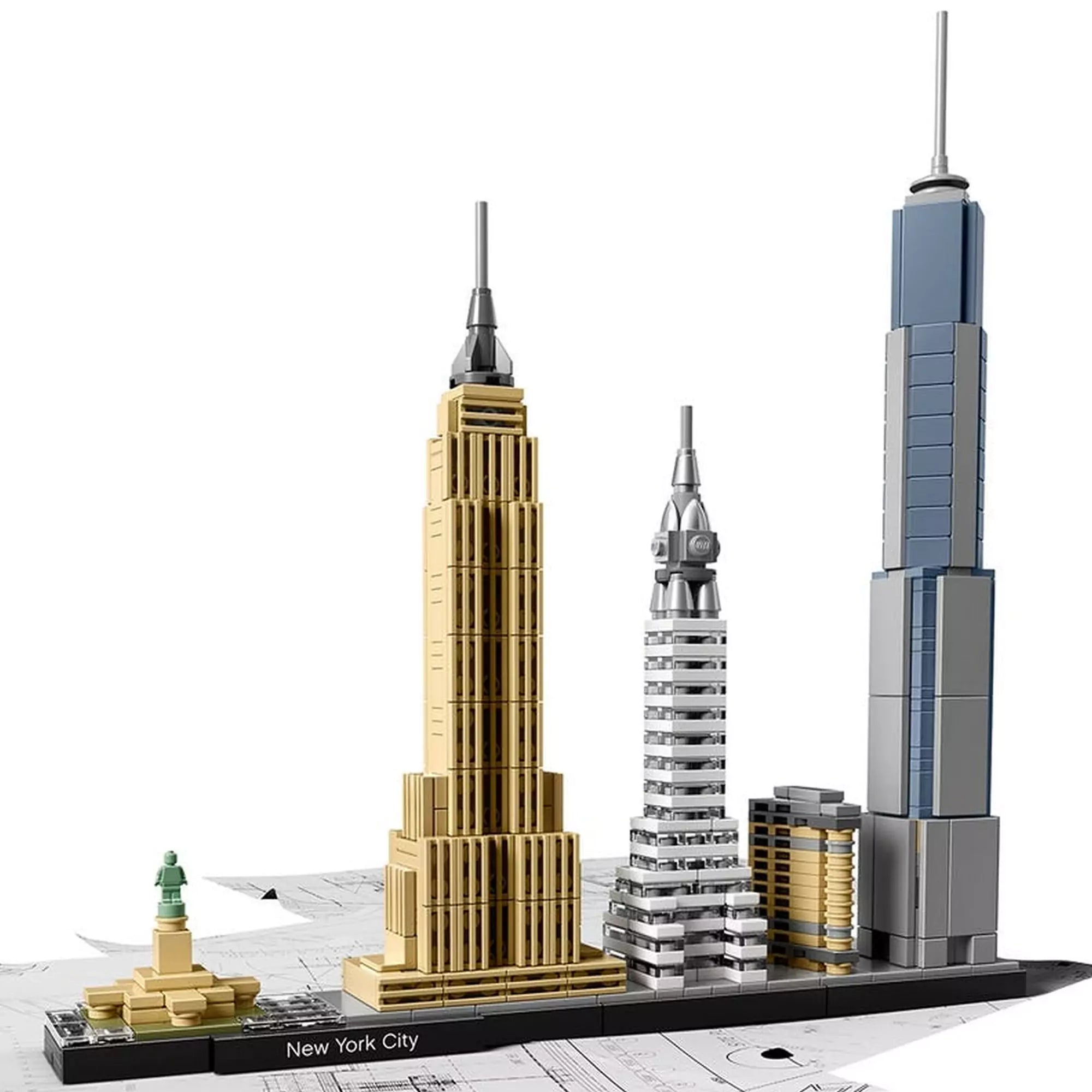 LEGO Architecture New York City (21028) elölnézeti városkép – Teljes LEGO városkép, amely New York legismertebb felhőkarcolóit ábrázolja egy sorban, fekete alaplapon „New York City” felirattal.