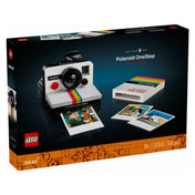 LEGO Ideas Polaroid OneStep SX-70 fényképezőgép (21345) dobozának elölnézete, a dobozon a kész modell és a színes LEGO „fotók” láthatók, a klasszikus szivárványszínű dizájnnal.