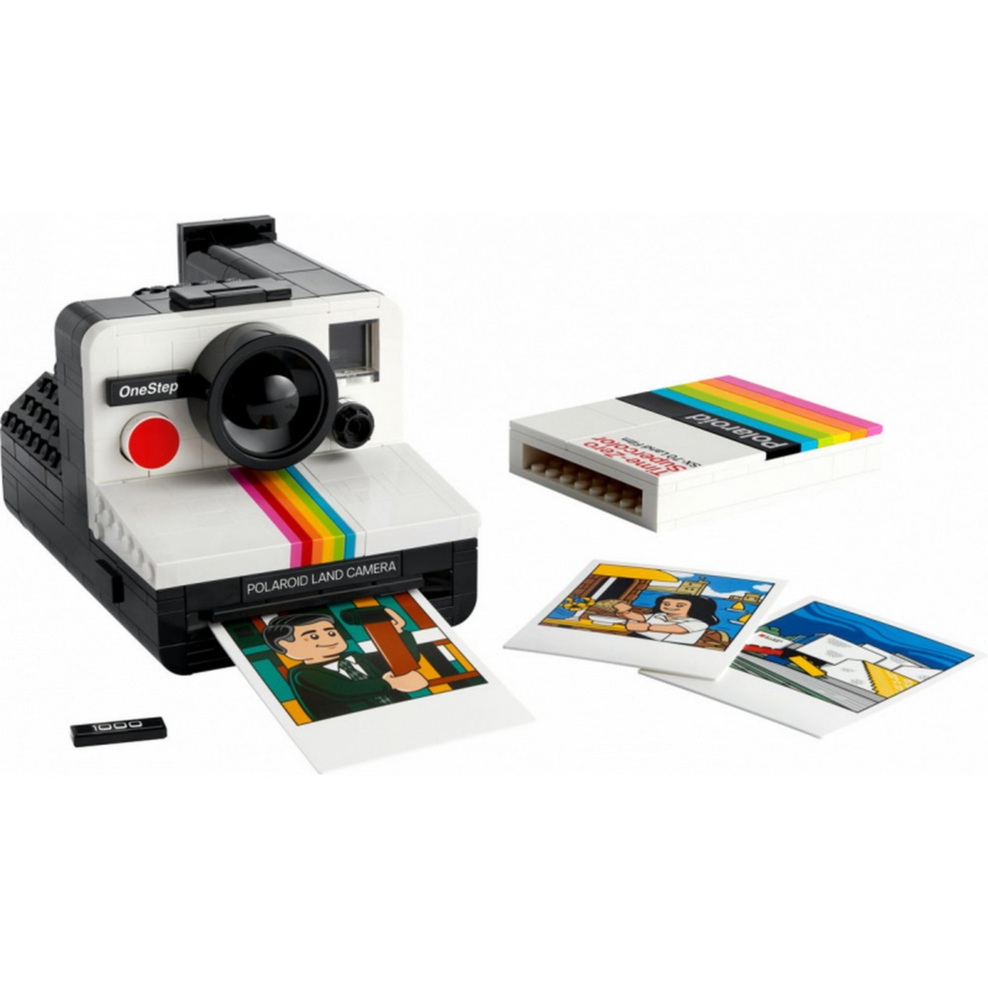A LEGO Polaroid OneStep SX-70 fényképezőgép (21345) teljes összeépített készlete, a gép, a LEGO „filmdoboz” és három színes LEGO „fénykép” együttesen látható, fotórealisztikus beállításban.