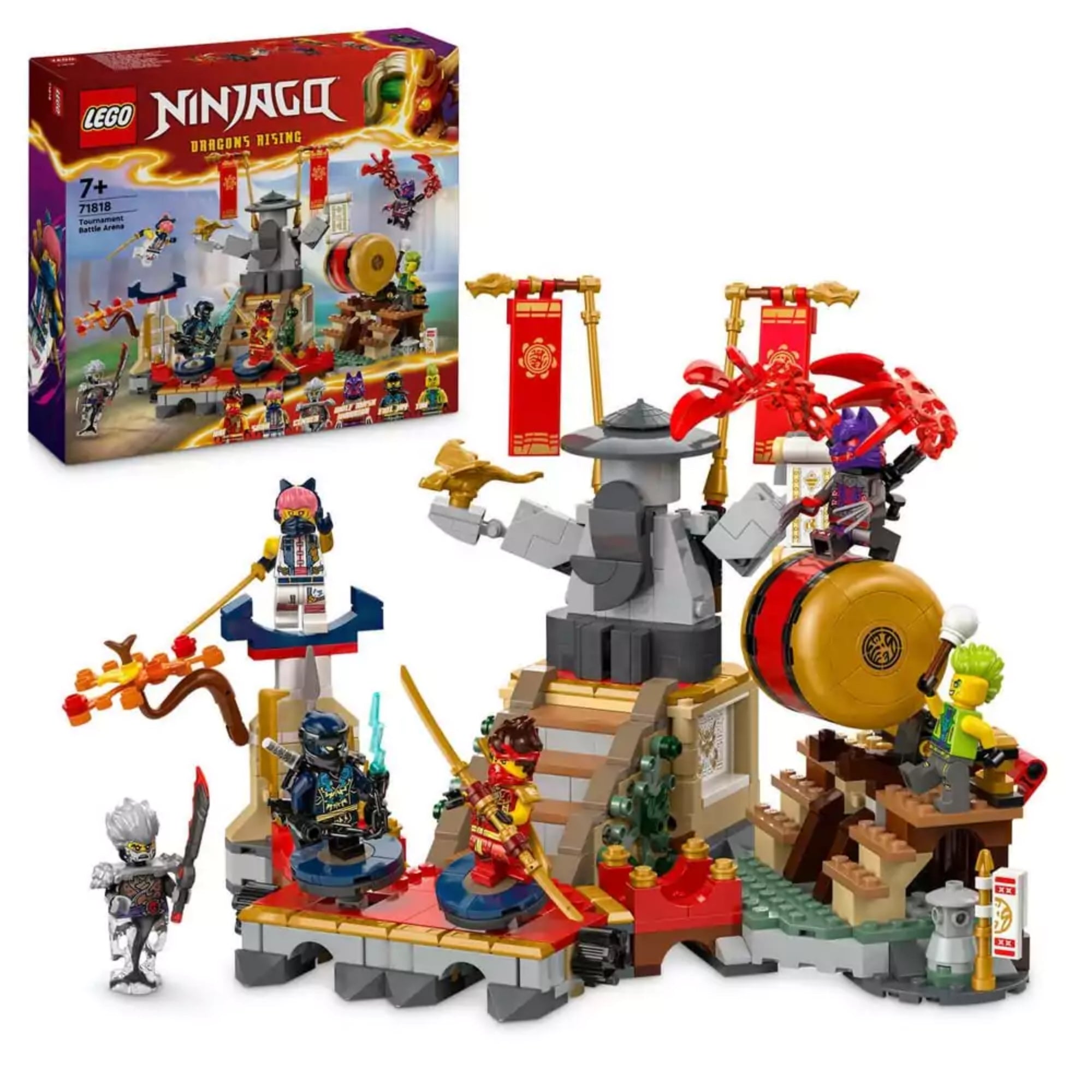 LEGO NINJAGO A bajnokok küzdőtere (71818) doboza és a teljesen összerakott készlet együtt, részletes arénával, zászlókkal és minifigurákkal