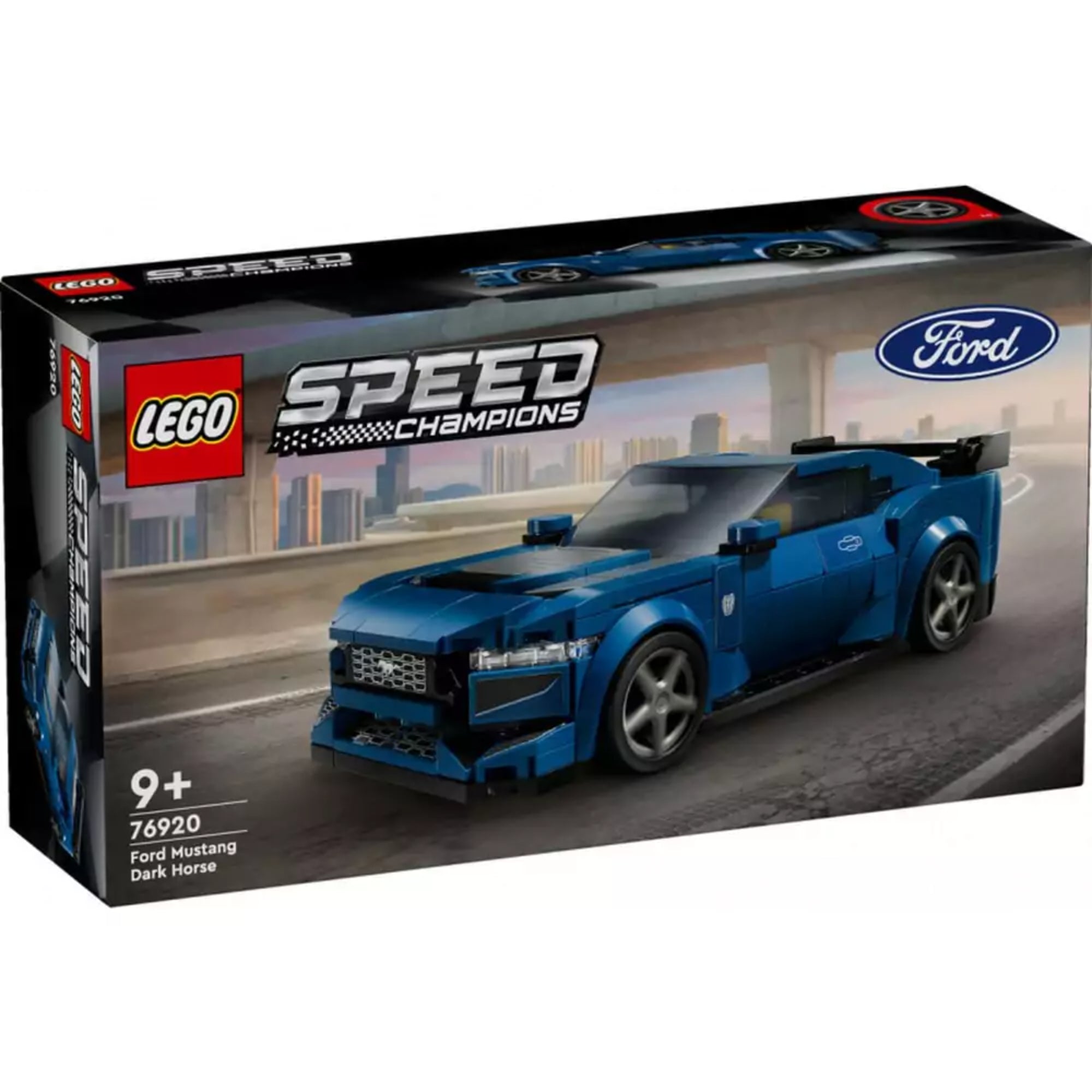 A LEGO Speed Champions Ford Mustang Dark Horse (76920) készlet doboza szemből fotózva, a sötétkék sportautó egy városi autópályán halad, a háttérben modern felhőkarcolók, a bal alsó sarokban a darabszám és korosztály feltüntetve.