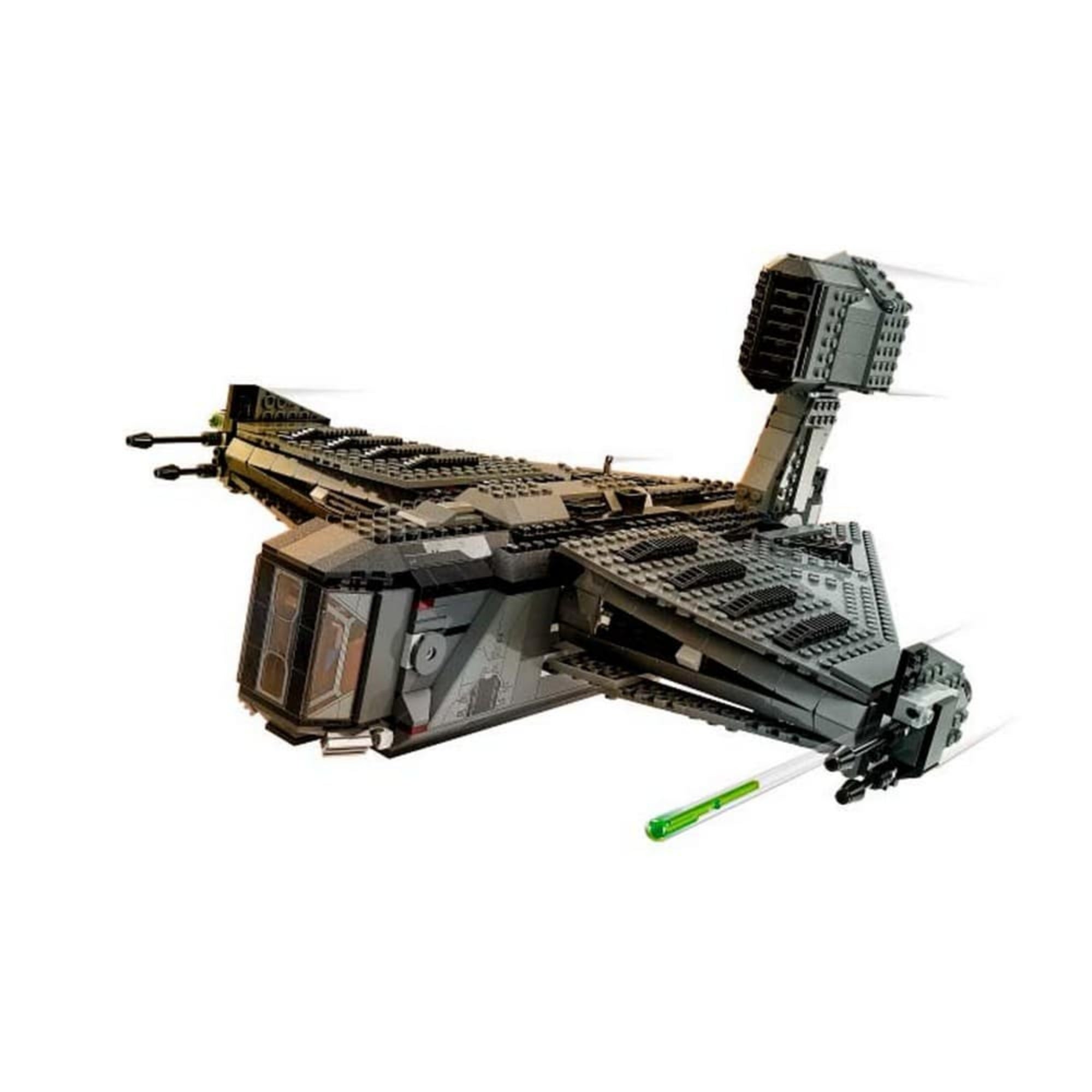 LEGO Star Wars The Justifier űrhajó repülés közben, megemelt hátsó szárnnyal és kilőtt zöld lövedékekkel, amelyek lendületet és csatahelyzetet idéznek.