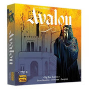 Ez a kép a Resistance Avalon: Big Box Edition társasjáték dobozát ábrázolja. A játék titkos identitásokat, dedukciót és megtévesztést kínál, és egyedi, izgalmas élményt biztosít a játékosok számára. A dobozon a varázsló karaktere és egy középkori kastély jelenik meg, ami a játék misztikus és titokzatos hangulatát tükrözi.