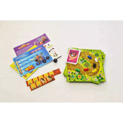 Rush and Bash társasjáték játékelemek, köztük a kártyák, játéktáblák és egyéb tartozékok, készen a játékra.