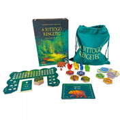 A Suttogó Rengeteg társasjáték teljes tartalma: játéktábla, állatfigurák, hexagon lapkák, kártyák és zöld vászonzsák.