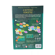 A Suttogó Rengeteg társasjáték dobozának hátoldala, játékszabály és tartalom bemutatása színes hexagon lapkákkal és figurákkal.