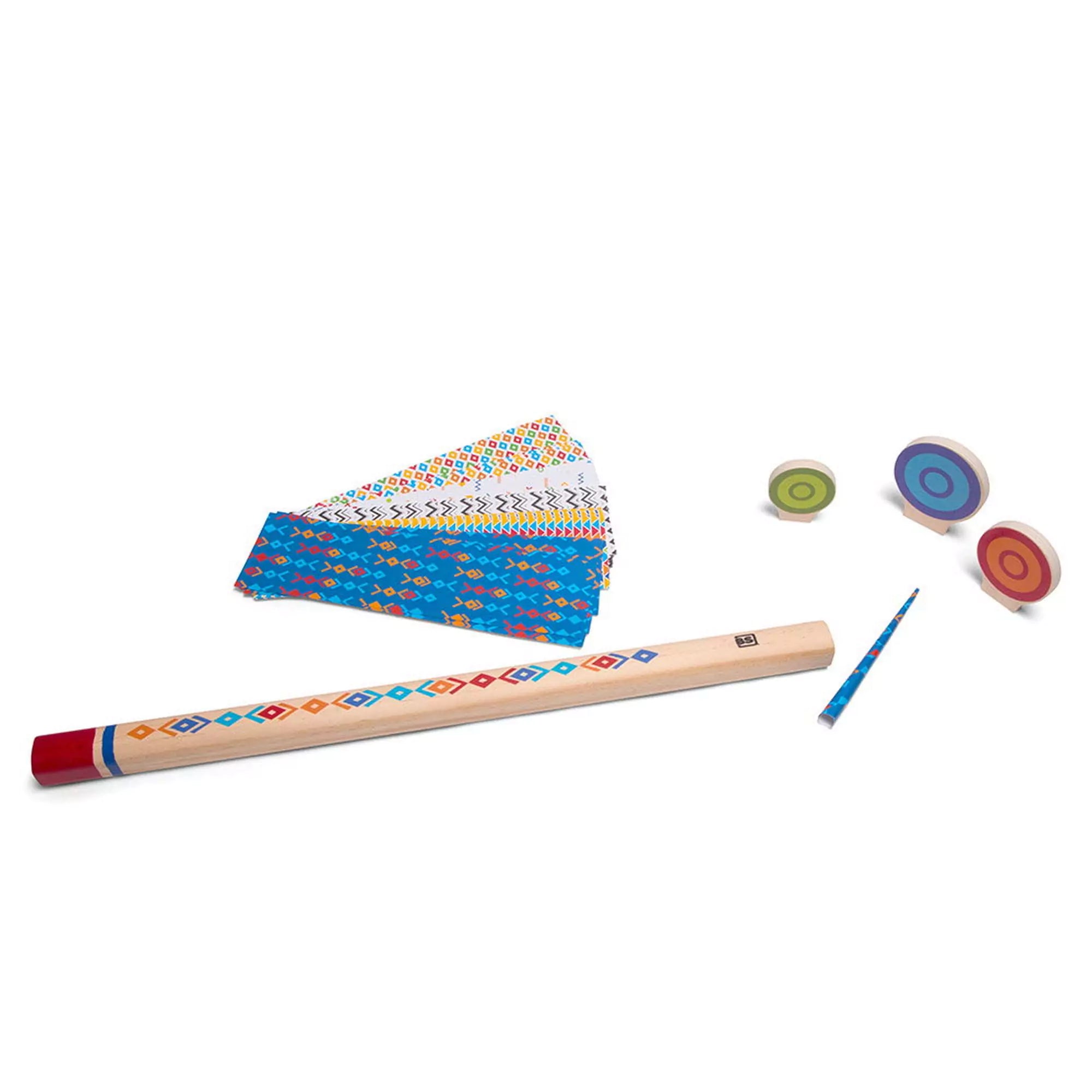 „Blow Darts, Fúvócsővel és nyilakkal játszható célba lövő játék BS Toys – fából készült fúvócső, három színes célpont és színes papírok”