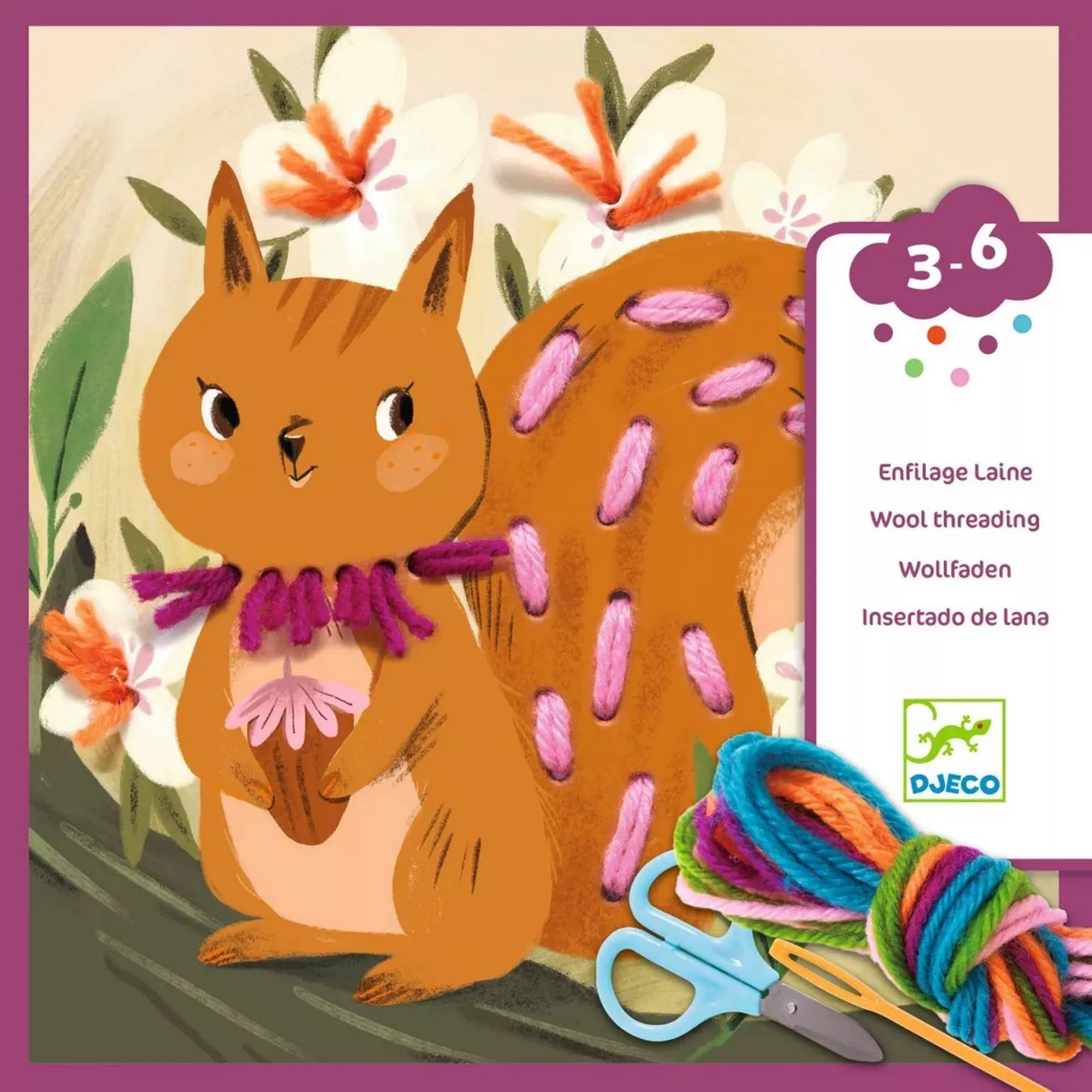 A Djeco Wool Threading gyapjúfűző játék dobozának borítója. A képen egy aranyos mókus látható, akinek farkát és nyakát színes fonalakkal lehet díszíteni. Az illusztrációt élénk színek és virágmotívumok díszítik, a sarokban olló, fonal és tű ikonja jelzi a készlet tartalmát.