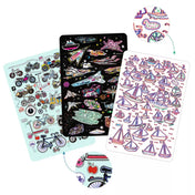 A Djeco Myster Travel játék három kártyája, különböző tematikájú illusztrációkkal: biciklik, űrhajók és hajók. A gyerekek feladata az elrejtett motívumok gyors felismerése.