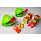 Két kaméleonmaszk és rovaros kártyák felállítva, mellette a számos játékkártyák.