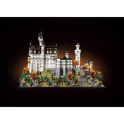 LEGO Architecture: Neuschwanstein kastély (21063) teljes modell előlnézetben, sziklás alappal és őszi fákkal.