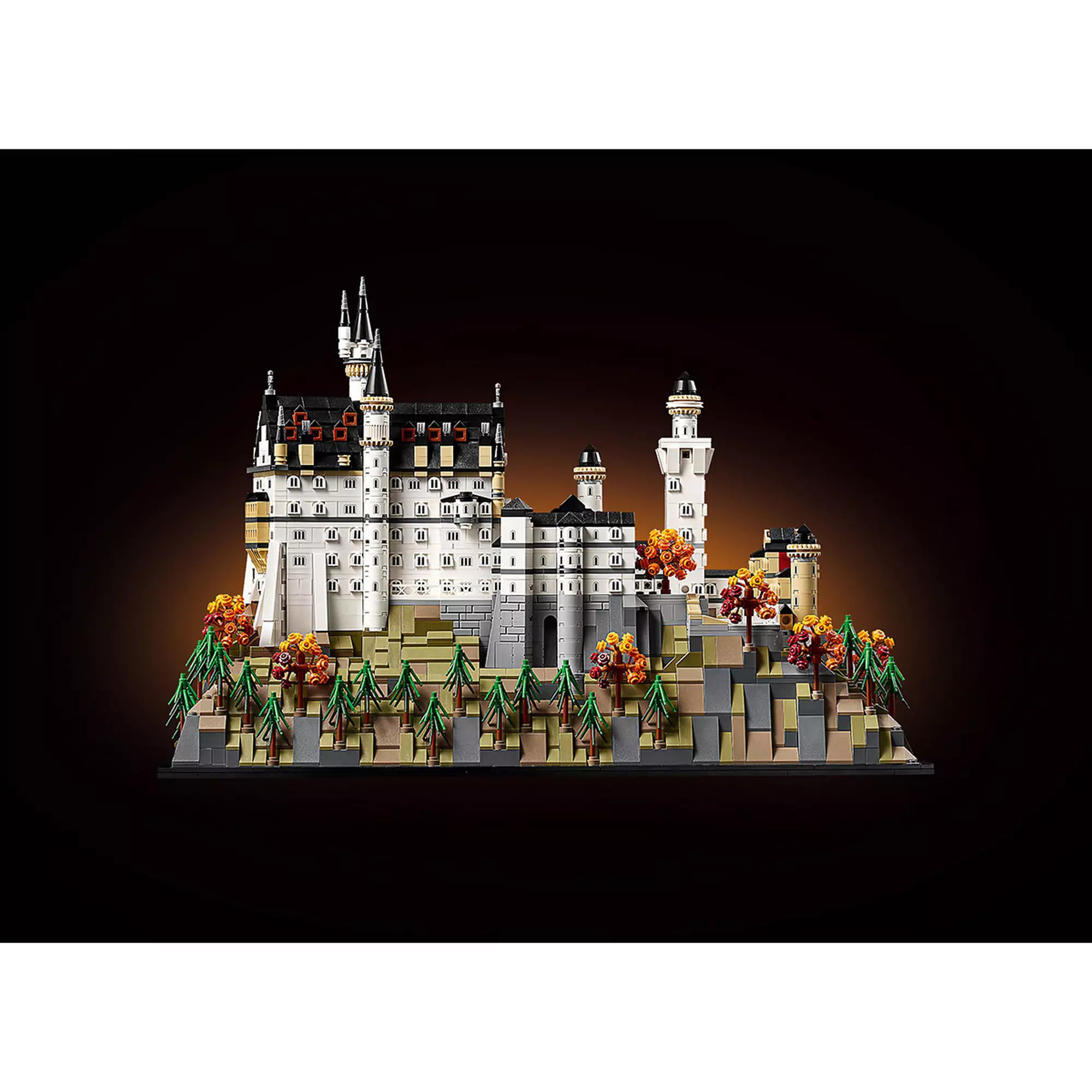LEGO Architecture: Neuschwanstein kastély (21063) teljes modell előlnézetben, sziklás alappal és őszi fákkal.