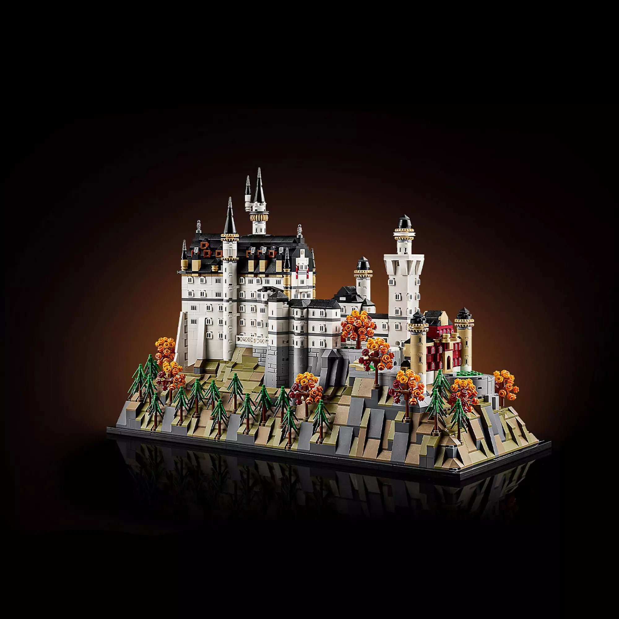 LEGO Architecture: Neuschwanstein kastély (21063) oldalnézet, sziklás hegyoldallal és színes őszi fák díszítésével.