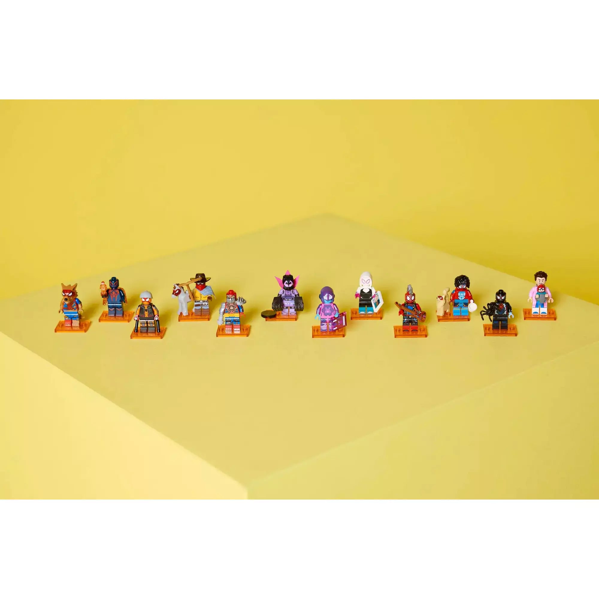 LEGO Spider-Man: A Pókverzum 12 gyűjthető minifigura sárga háttér előtt bemutatva narancssárga talapzatokon.