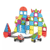 A MAGNA-TILES City Center építőkészletből épített színes városkép útelemekkel, tornyokkal és két kisautóval, amelyek a mágneses úton haladnak.