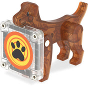 Barna, áttetsző műanyagból készült kutya figura a Magna-Tiles Dog House készletből, mellette egy átlátszó mágneses kocka fekete mancs mintával.