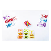 Mantis mini társasjáték játék közben – színes kártyák játékosok előtt, középen a pakli és különböző színű sáskarákos lapok.