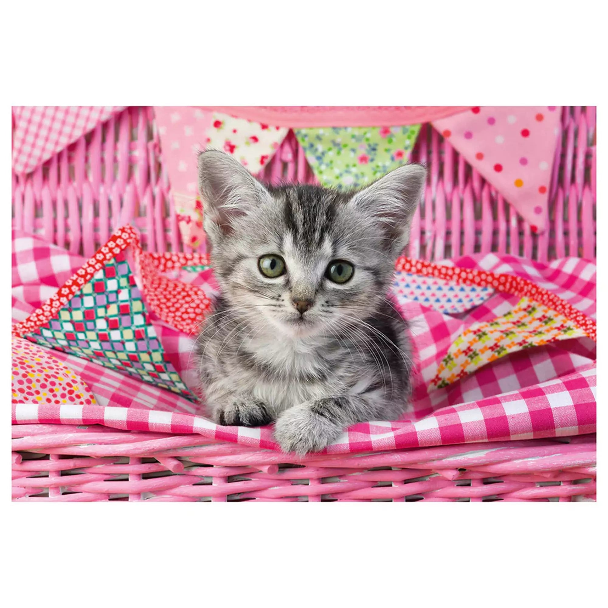 „Puzzle Schmidt, Aranyos állatkáim – szürke cica rózsaszín kockás pokrócon és fonott kosárban, vidám háttérrel.”