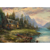 „Thomas Kinkade festménye a Schmidt Puzzle Apák napi kirándulás 1000 darabos kirakóból, hegyi táj, faház és folyó nyugodt környezetben.”