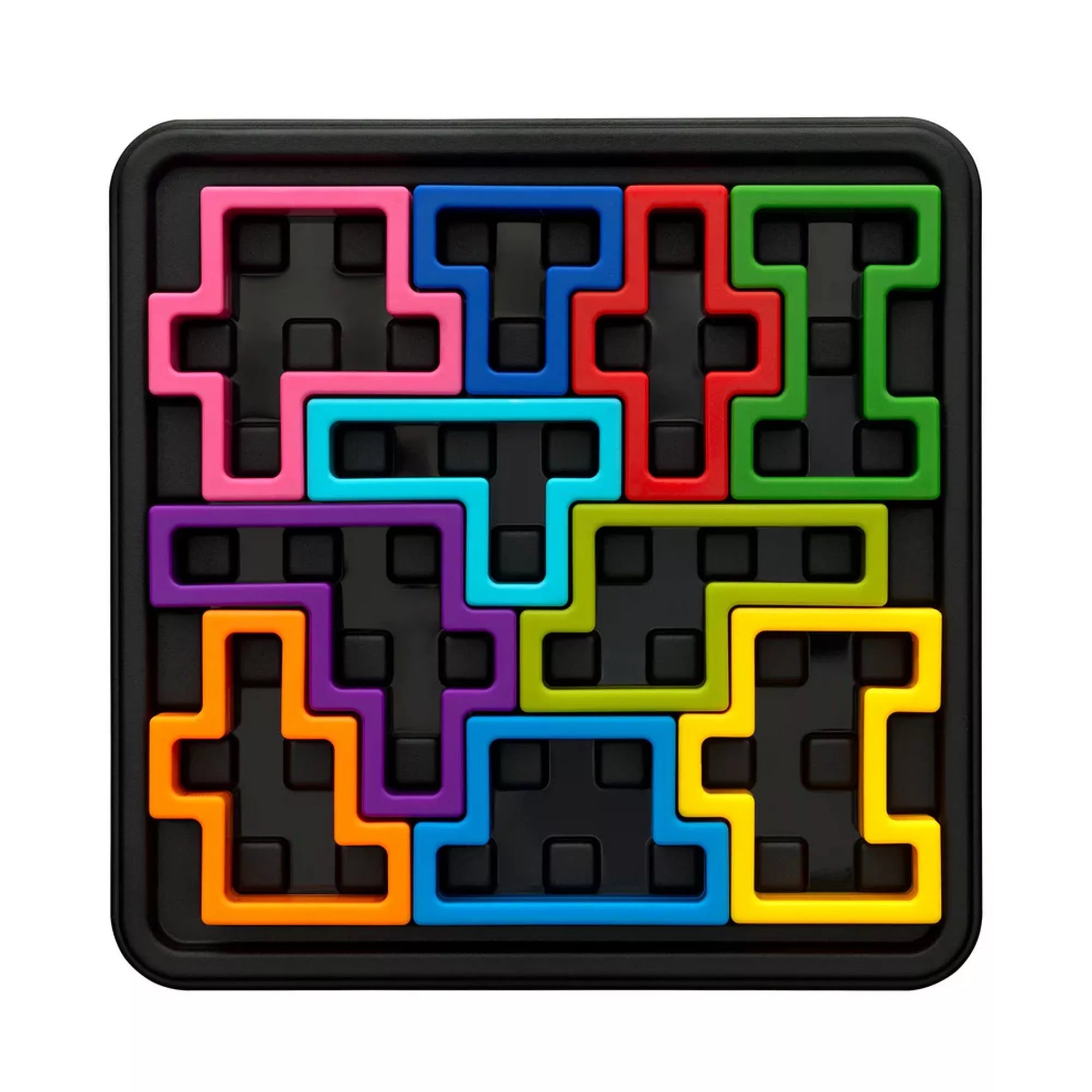 Közelkép a Smart Games IQ Deluxe Square játék játéktáblájáról, amelyen a színes puzzle-elemek – piros, zöld, kék, sárga, lila és narancssárga – tökéletesen illeszkednek egymáshoz. A fekete tábla modern, minimalista megjelenést ad a játéknak.