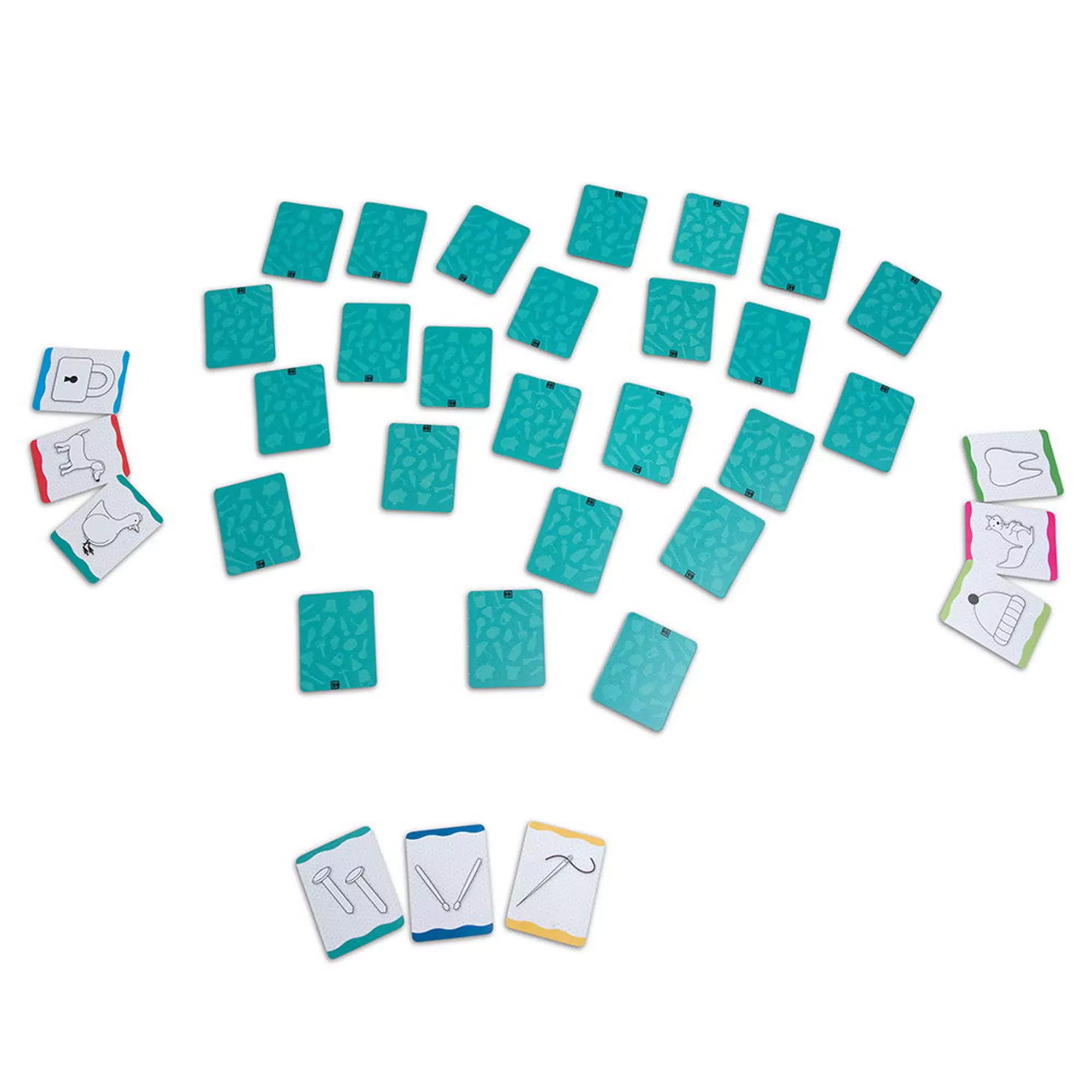 A Tökéletes páros, Memóriajáték, BS Toys játékmenet közben, lefordított kártyákkal elrendezve az asztalon és néhány felfordított pármintával.