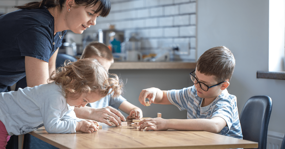 Tanuljuk együtt játszva a formákat! 5 geometriai játék gyerekeknek