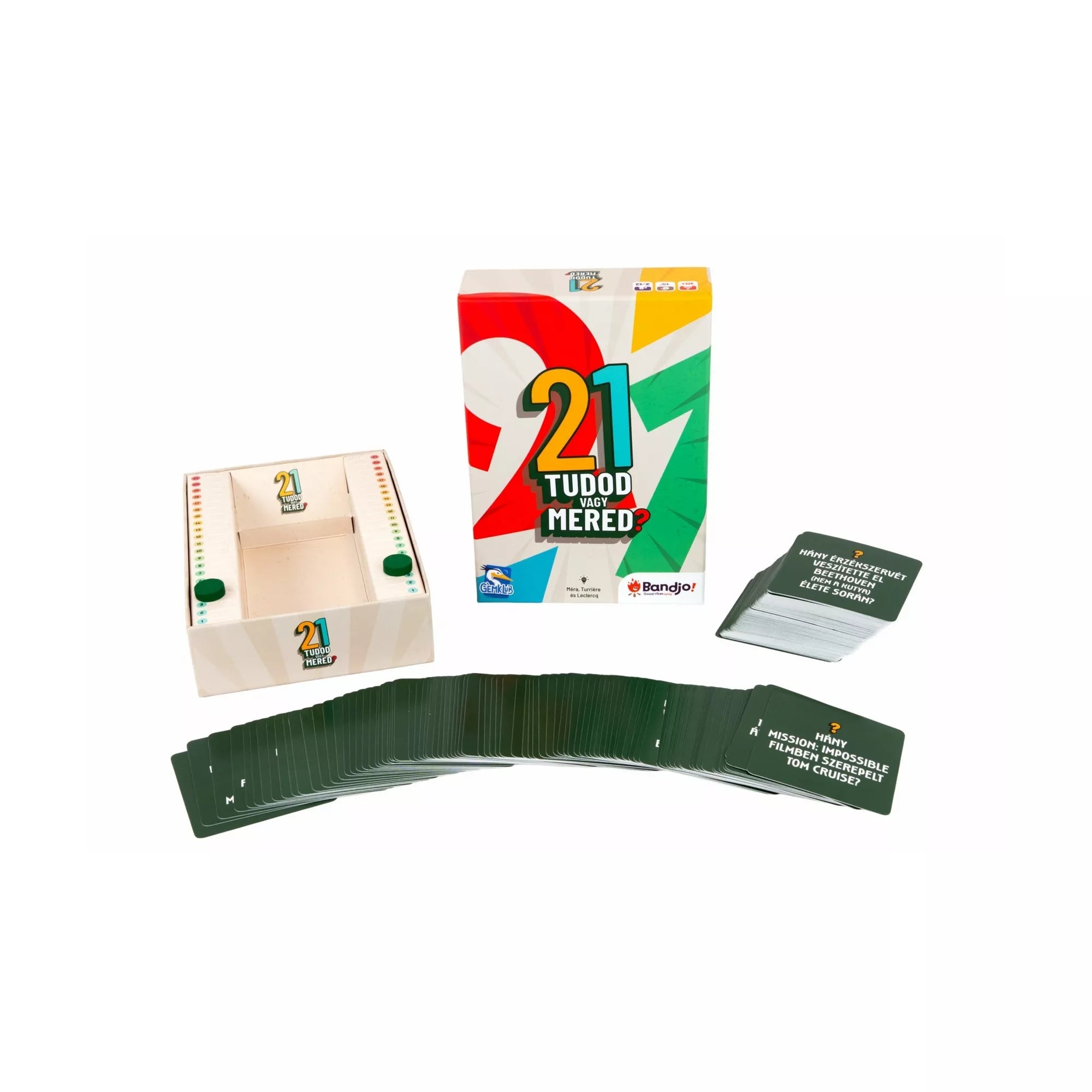 21 – Tudod vagy mered? társasjáték tartalma: kérdéskártyák, pontozódoboz, jelölők és kártyapaklik kiterítve