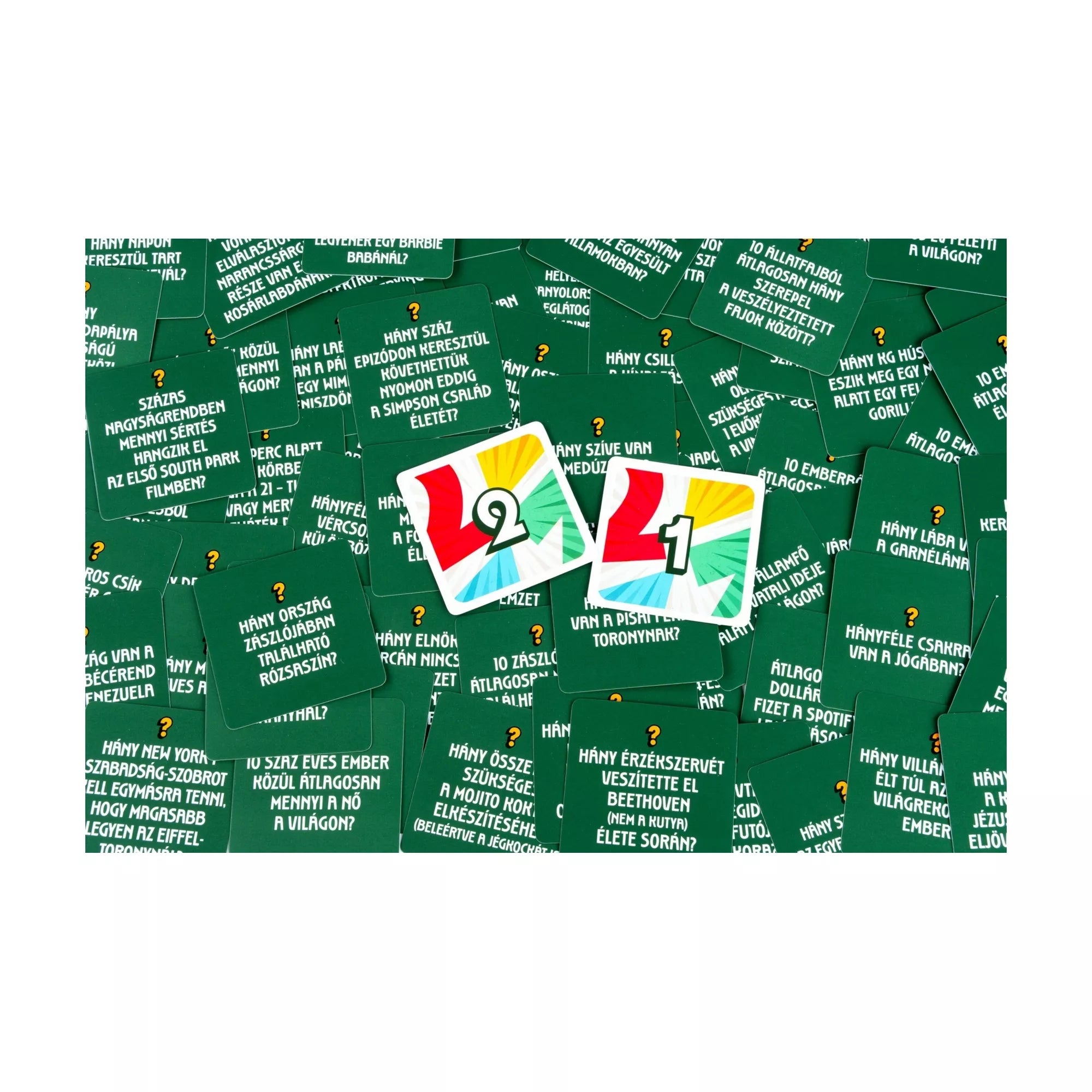 21 – Tudod vagy mered? társasjáték kevert kérdéskártyák és pontérték kártyák közelről fotózva