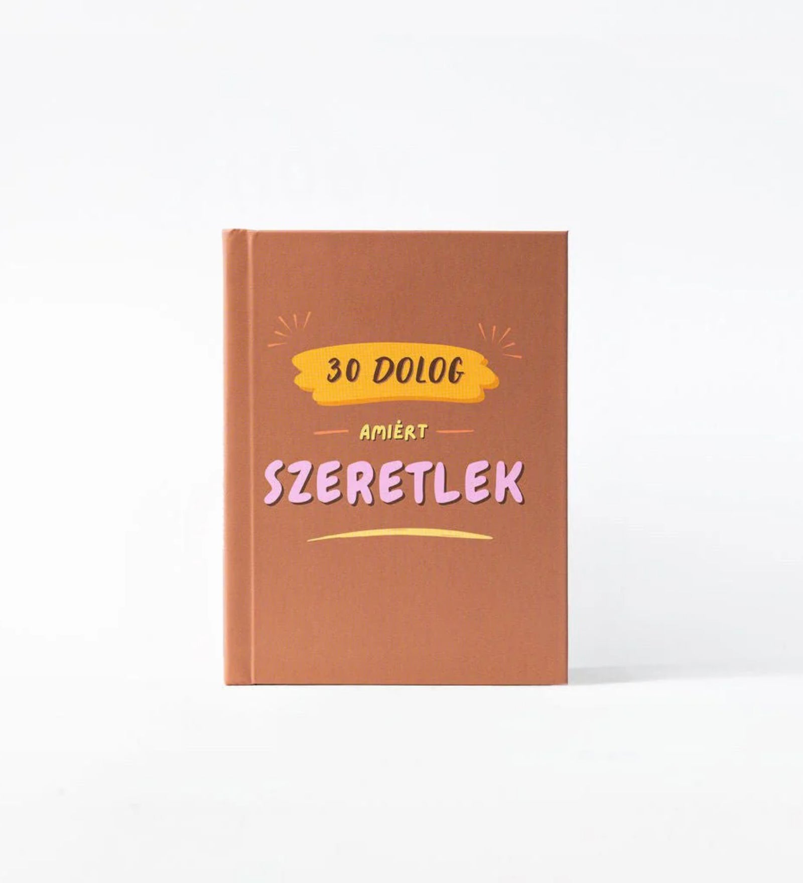 „30 dolog, amiért szeretlek” magyar ajándékkönyv barna borítója dekoratív felirattal, letisztult stílusban, fehér háttér előtt bemutatva.