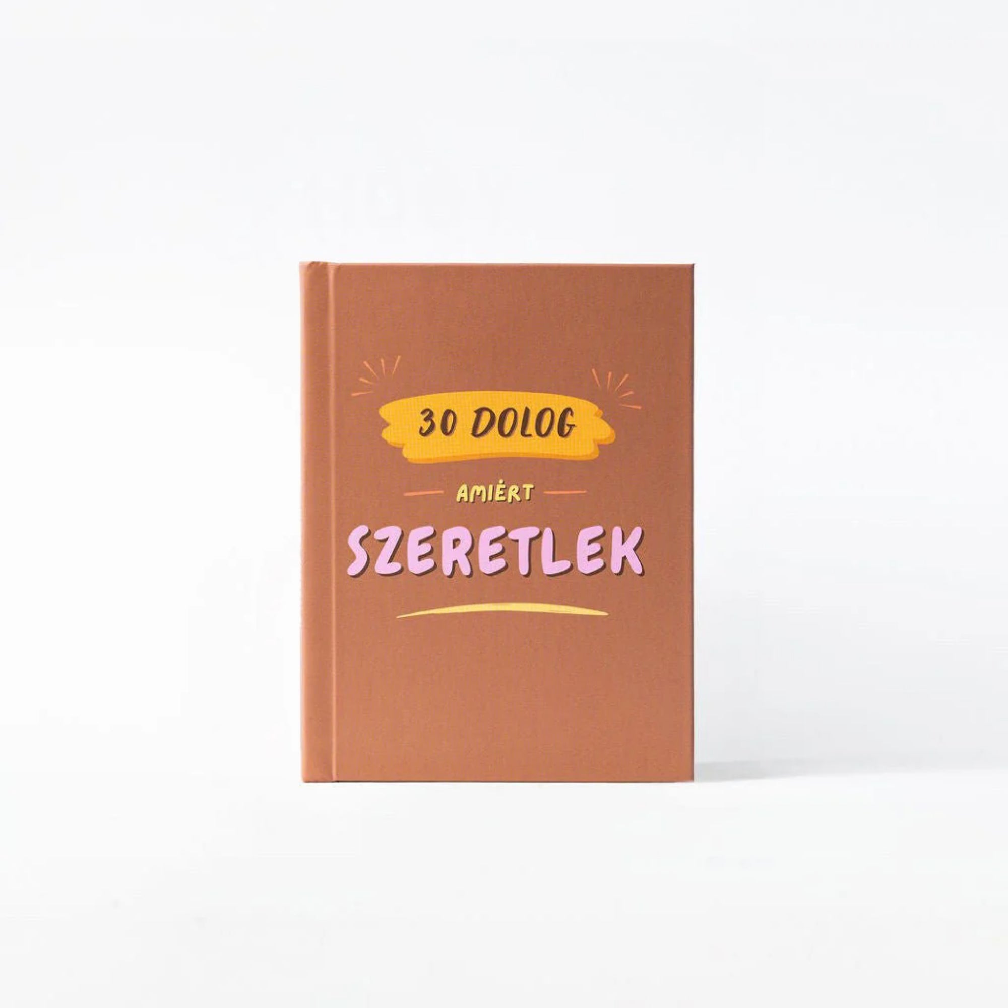 „30 dolog, amiért szeretlek” magyar ajándékkönyv barna borítója dekoratív felirattal, letisztult stílusban, fehér háttér előtt bemutatva.