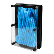 3D Pin Art képkirakó: Kék tűs képalkotó játék fekete keretben, a tüskék kéz formáját rajzolják ki 3D-ben.