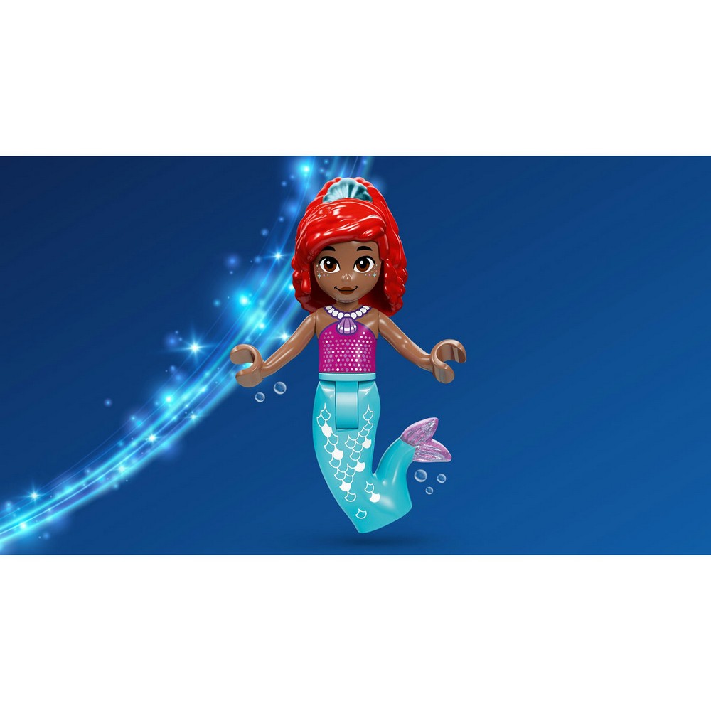 LEGO® ǀ Disney Princess Ariel zenei színpada - Ariel figura, kek hatter elott