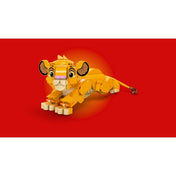 LEGO ǀ Disney Simba, a kis oroszlánkirály - Simba figura piros hatter elott